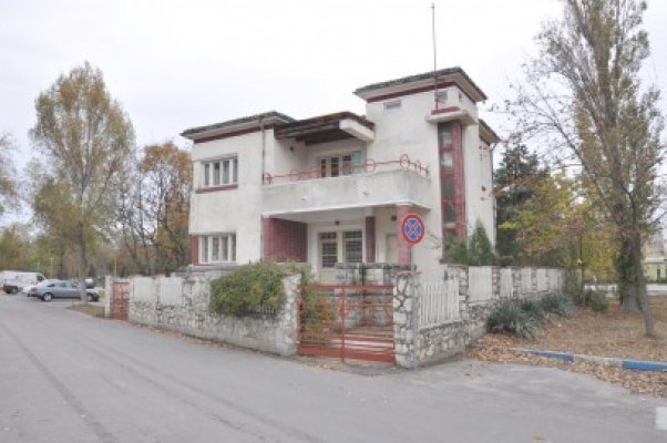 În vila 23 din Mamaia, în locul turiştilor s-au cazat boschetarii